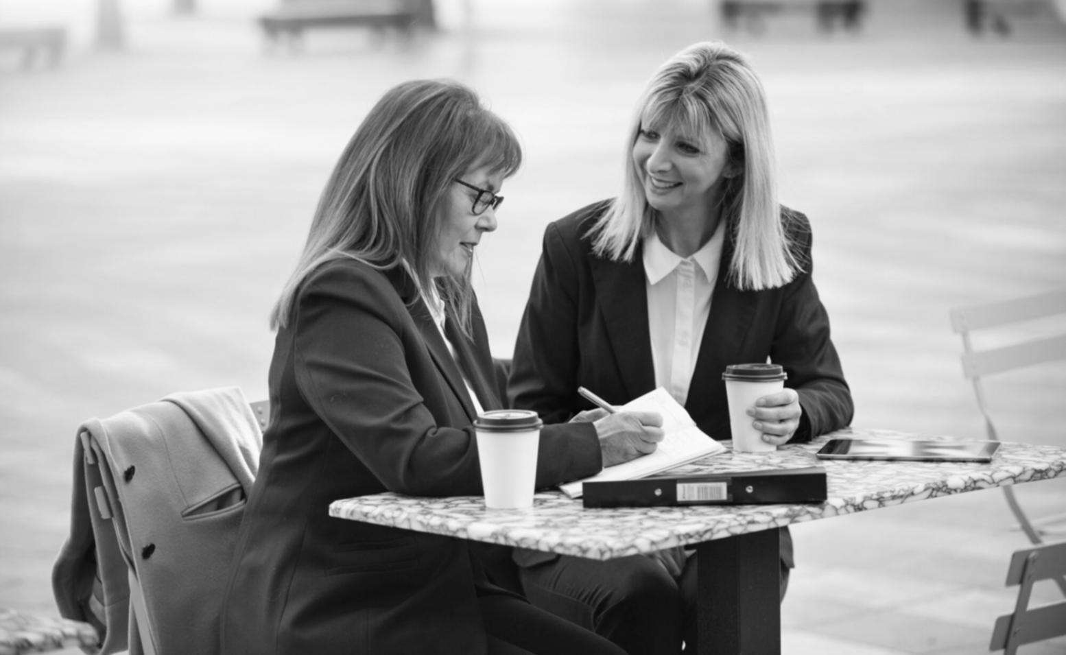 Espacio de trabajo organizado con documentos financieros y herramientas digitales para gestión de registros