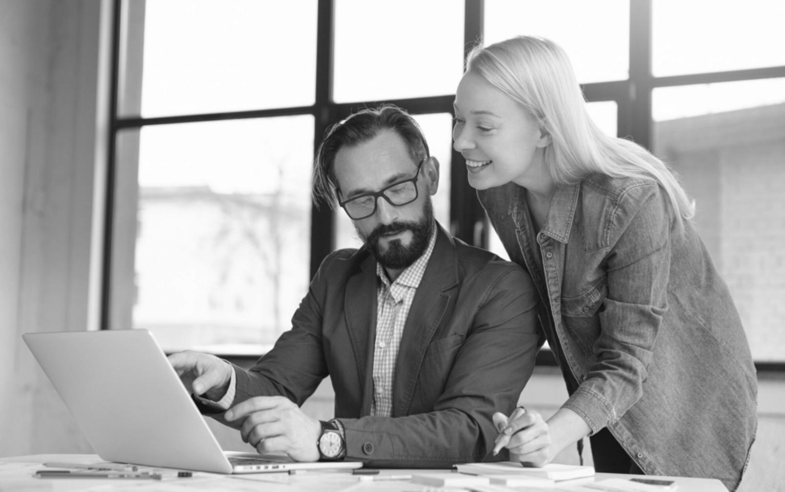 Espacio de trabajo con documentos financieros organizados